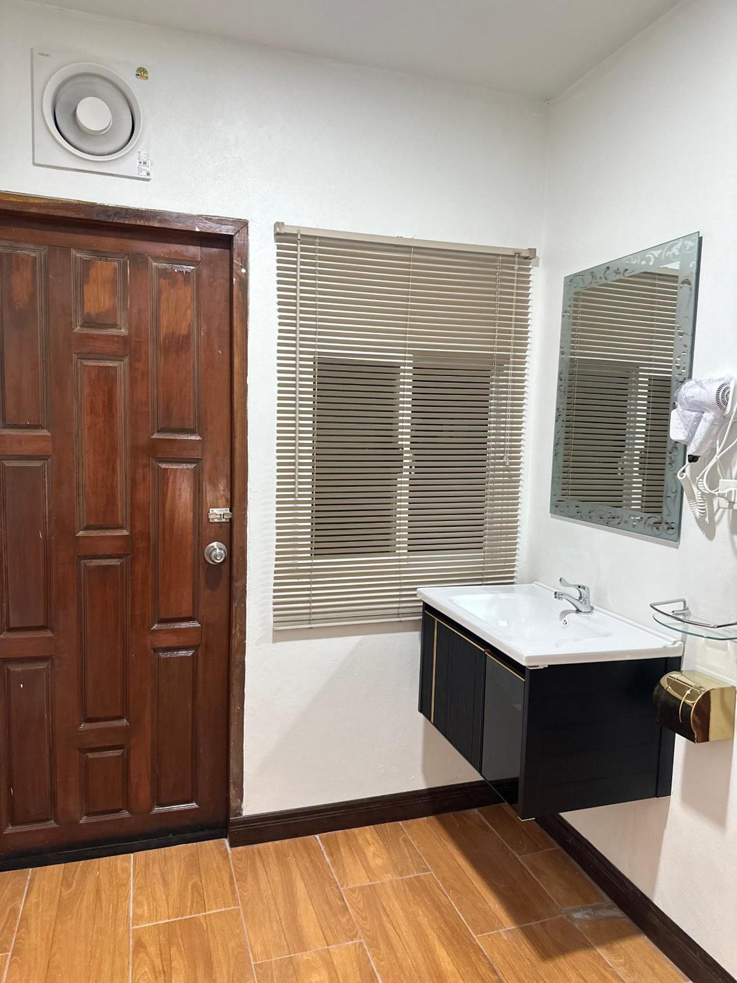 Service Apartment ห้อง102 ใจกลางเมืองใกล้แหล่งท่องเที่ยว Лампанг Экстерьер фото